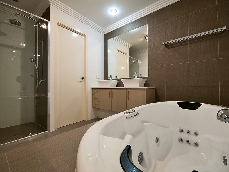 1017 Lakeview Terrace, Benowa QLD 4217