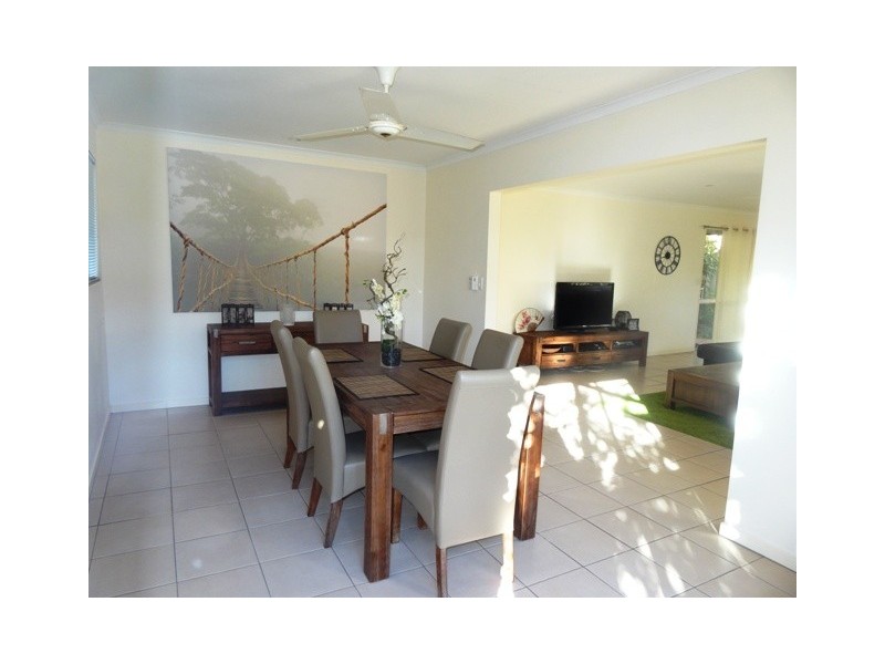 130 Bamboo Ave, Benowa QLD 4217