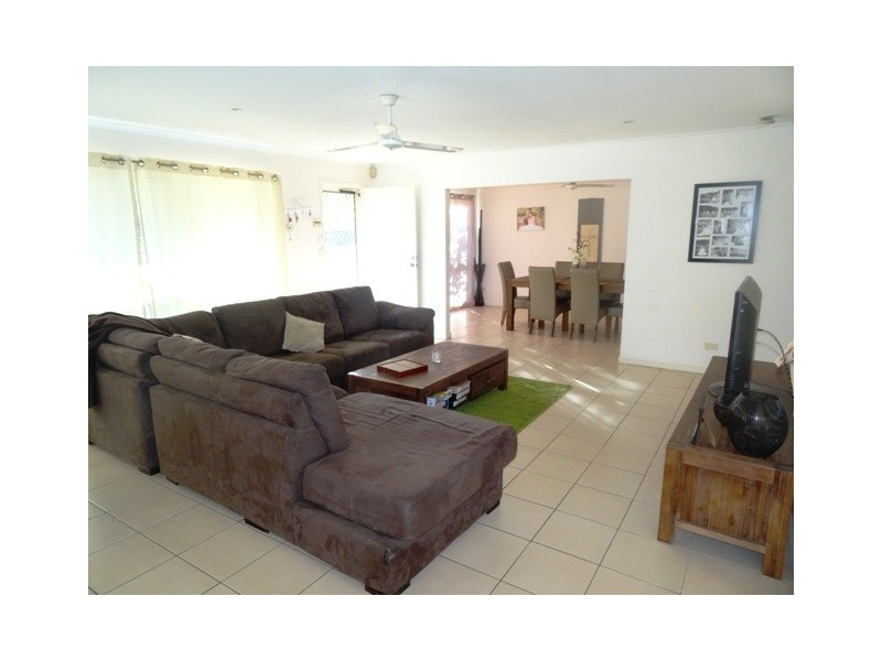 130 Bamboo Ave, Benowa QLD 4217