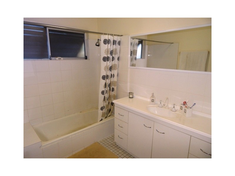 130 Bamboo Ave, Benowa QLD 4217