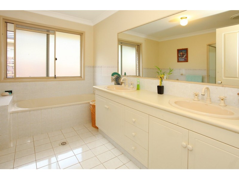 10 Cutwater Close, Clear Island Waters QLD 4226