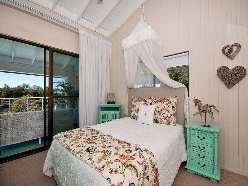 37 Conifer Crescent, Broadbeach Waters QLD 4218