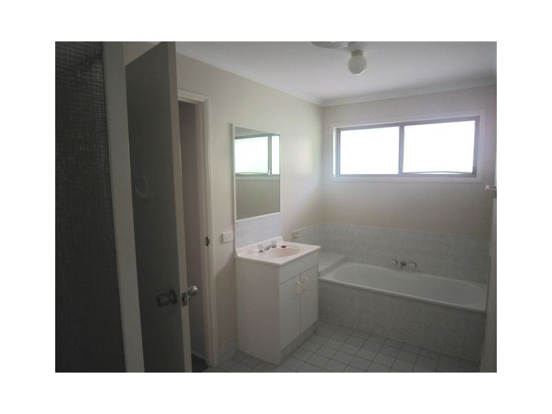 12 Southlake Drive, Varsity Lakes QLD 4227