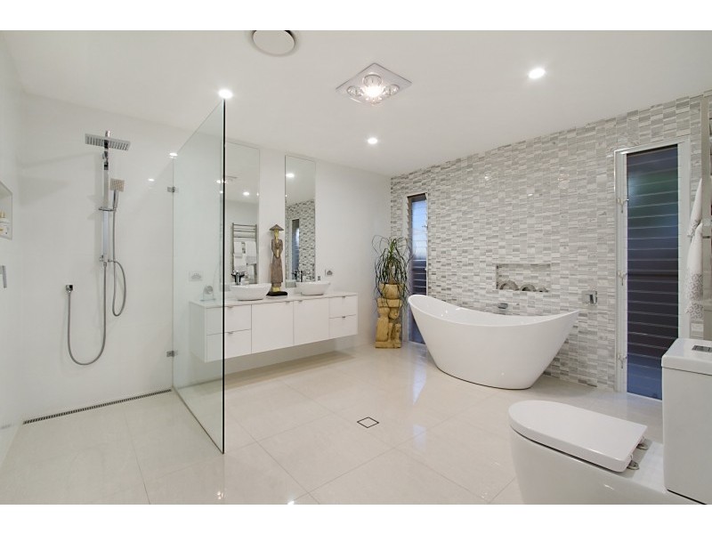 3 Balmoral Avenue, Sorrento QLD 4217