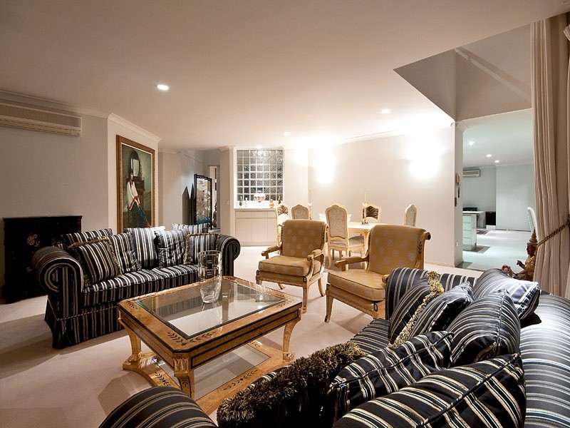 9 Montego Court, Mermaid Waters QLD 4218