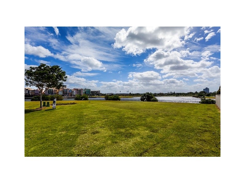 5035 Emerald Island Drive, Carrara QLD 4211