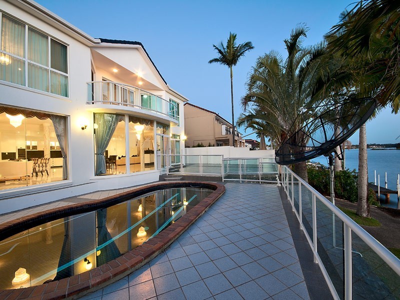 2 St Martin Place, Clear Island Waters QLD 4226