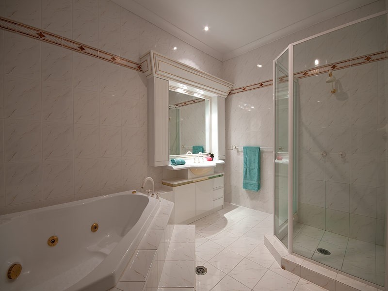 2 St Martin Place, Clear Island Waters QLD 4226