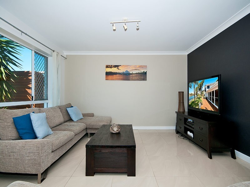 20 Maureen Court, Broadbeach Waters QLD 4218