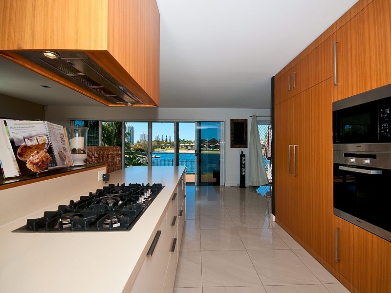 20 Maureen Court, Broadbeach Waters QLD 4218