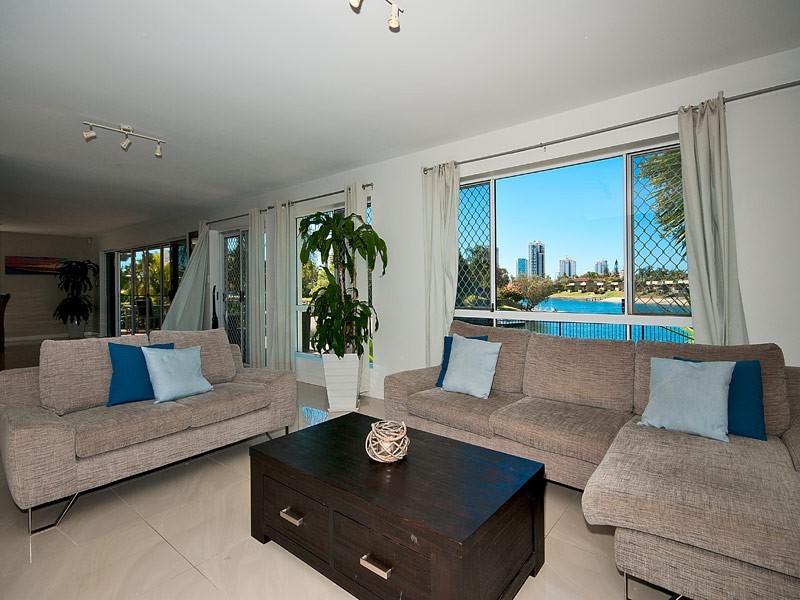 20 Maureen Court, Broadbeach Waters QLD 4218