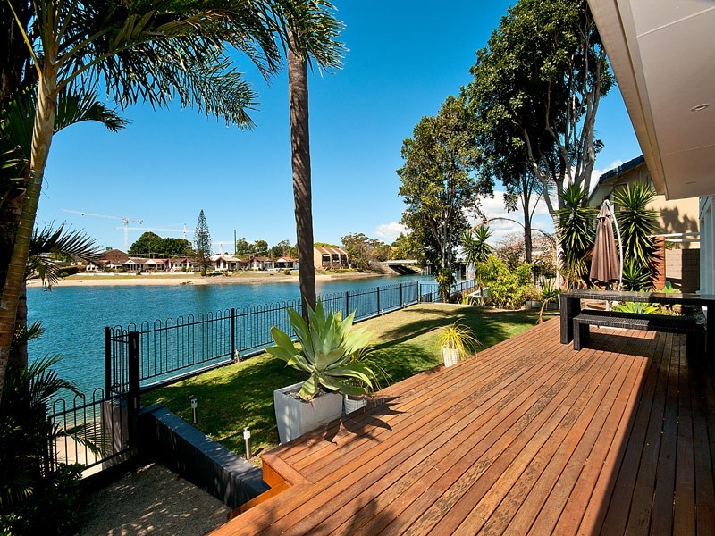 20 Maureen Court, Broadbeach Waters QLD 4218