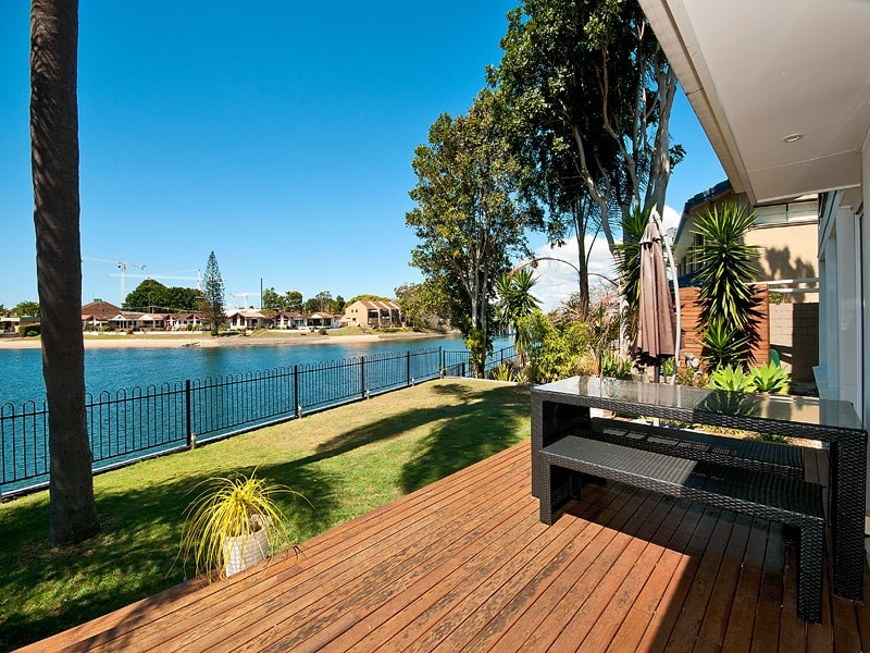 20 Maureen Court, Broadbeach Waters QLD 4218