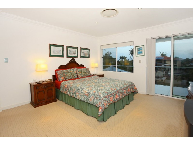 176 Monaco Street, Broadbeach Waters QLD 4218