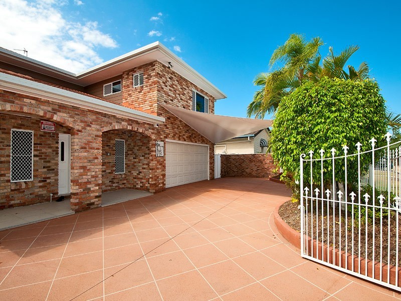 18 Kincardine Drive, Benowa Waters QLD 4217