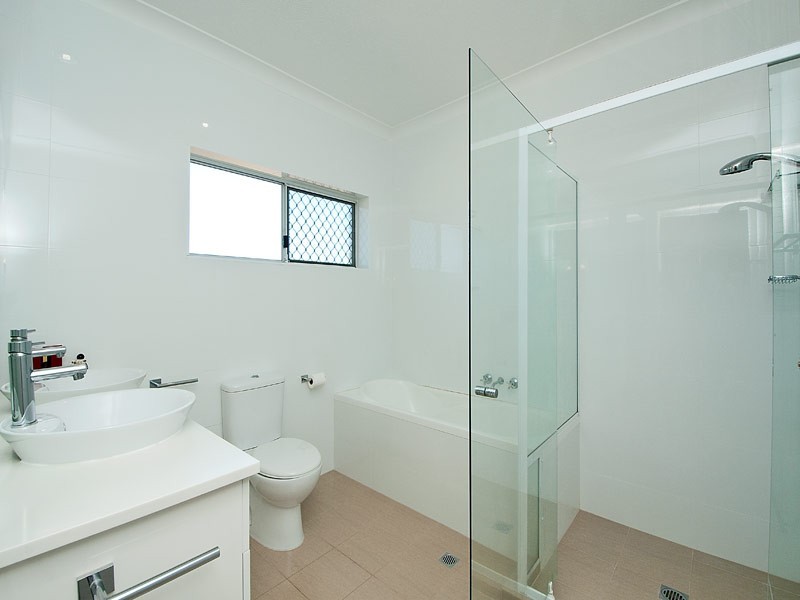 18 Kincardine Drive, Benowa Waters QLD 4217