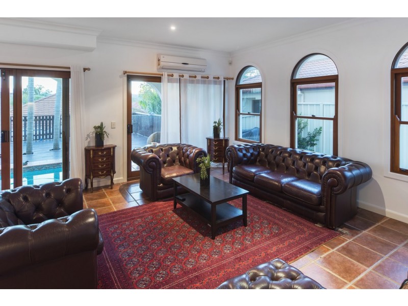 30 Tee Trees Boulevard, Arundel QLD 4214