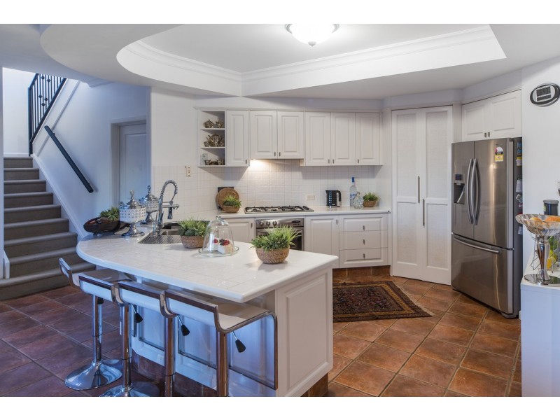 30 Tee Trees Boulevard, Arundel QLD 4214