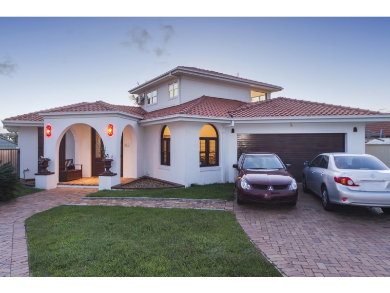 30 Tee Trees Boulevard, Arundel QLD 4214