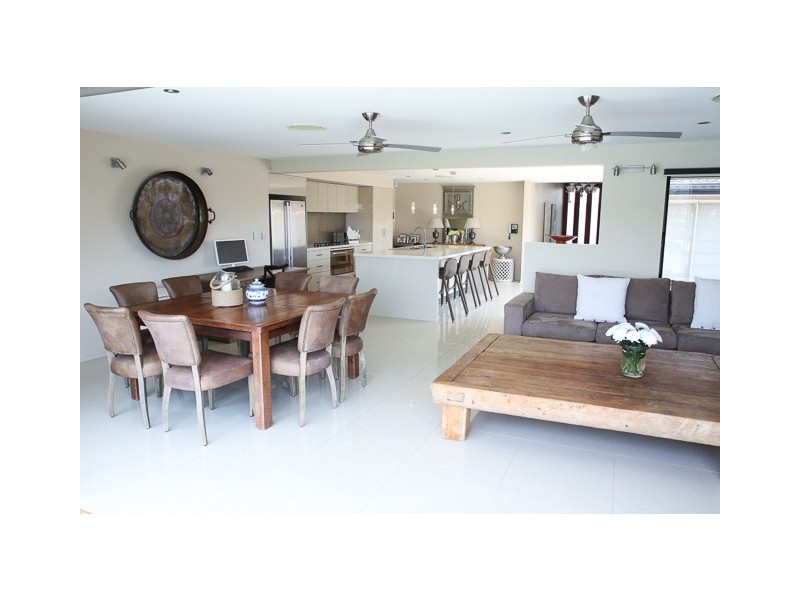 14 Andrea Ave, Broadbeach Waters QLD 4218