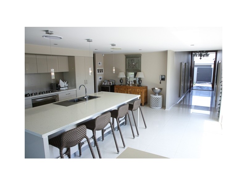 14 Andrea Ave, Broadbeach Waters QLD 4218