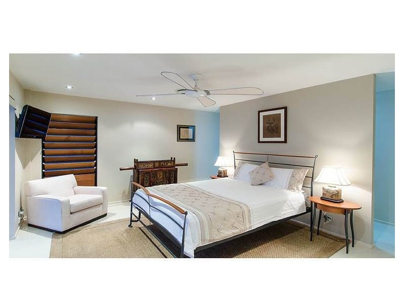 14 Andrea Ave, Broadbeach Waters QLD 4218