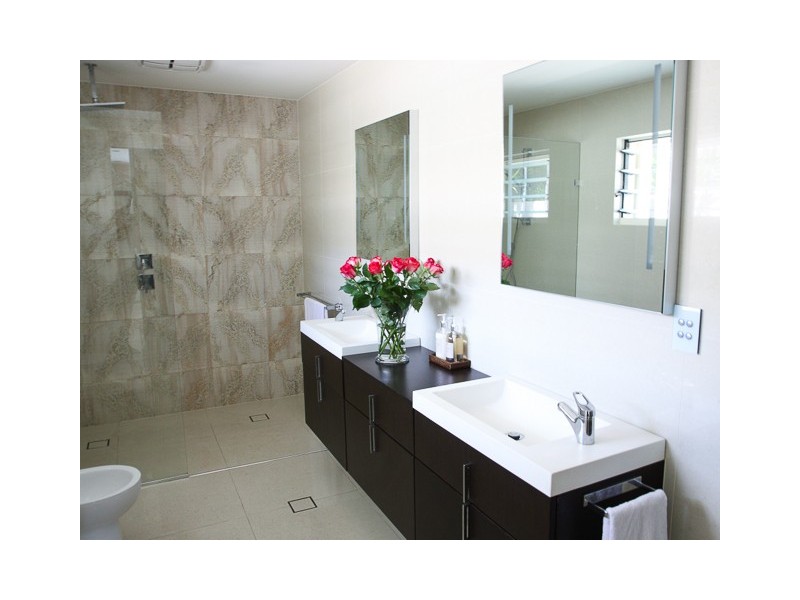 14 Andrea Ave, Broadbeach Waters QLD 4218