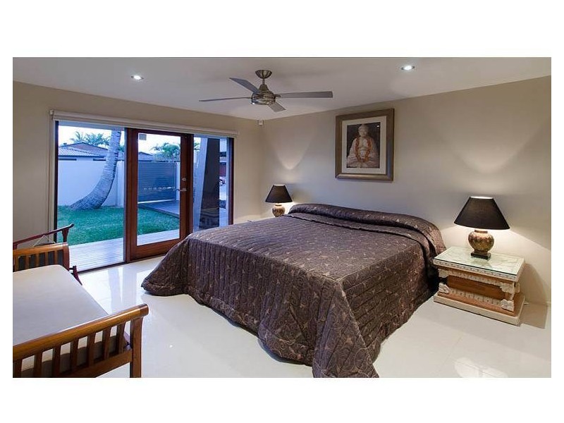 14 Andrea Ave, Broadbeach Waters QLD 4218