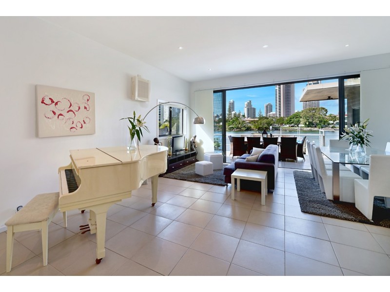 62 Amalfi Drive, Isle Of Capri QLD 4217