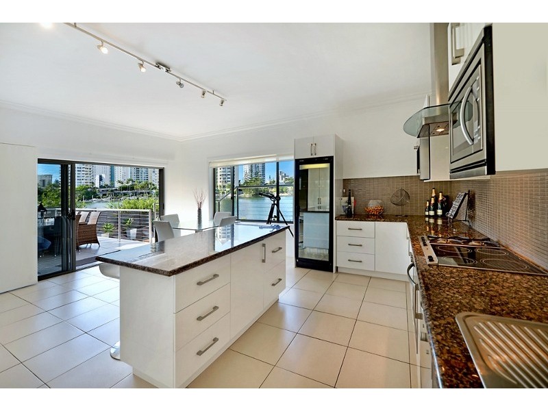 62 Amalfi Drive, Isle Of Capri QLD 4217