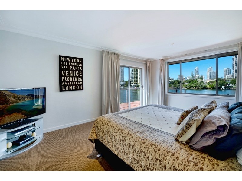 62 Amalfi Drive, Isle Of Capri QLD 4217