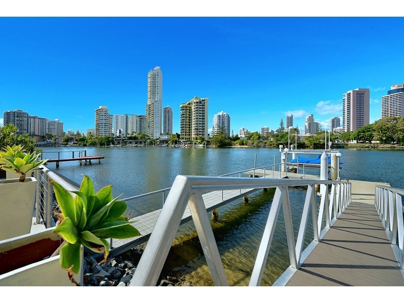 62 Amalfi Drive, Isle Of Capri QLD 4217