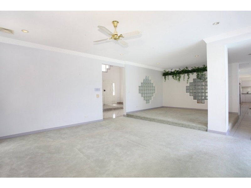 106 Edinburgh Rd, Benowa Waters QLD 4217