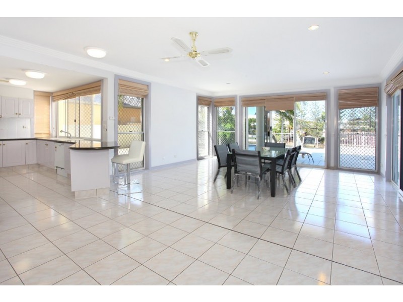 106 Edinburgh Rd, Benowa Waters QLD 4217