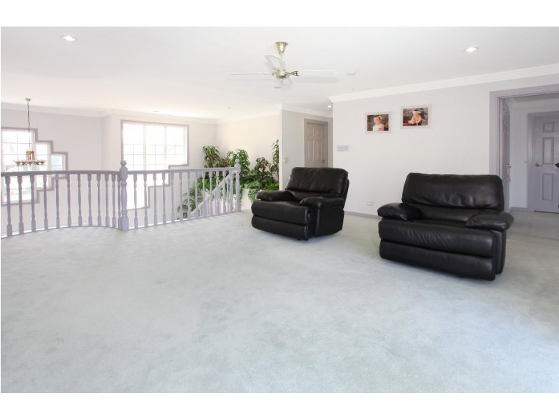 106 Edinburgh Rd, Benowa Waters QLD 4217