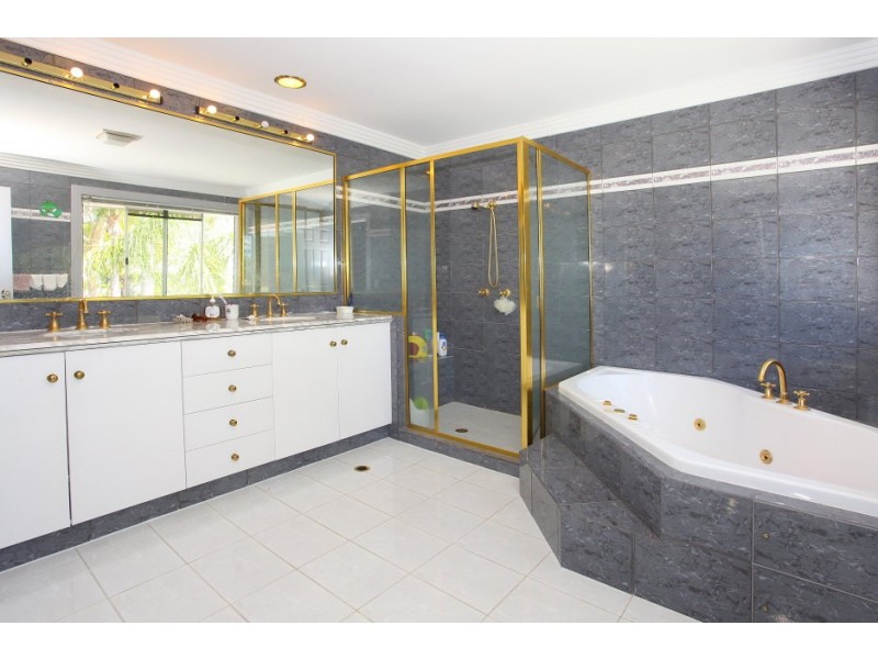 106 Edinburgh Rd, Benowa Waters QLD 4217