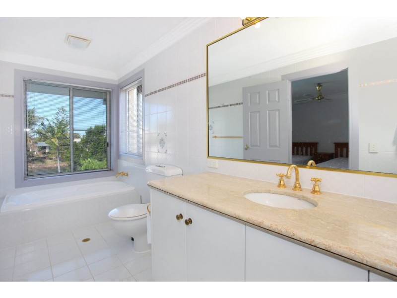 106 Edinburgh Rd, Benowa Waters QLD 4217