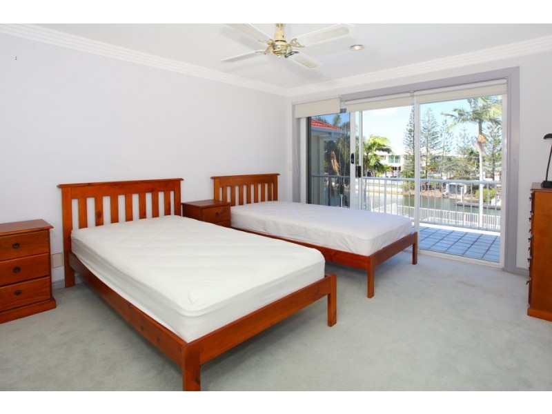 106 Edinburgh Rd, Benowa Waters QLD 4217