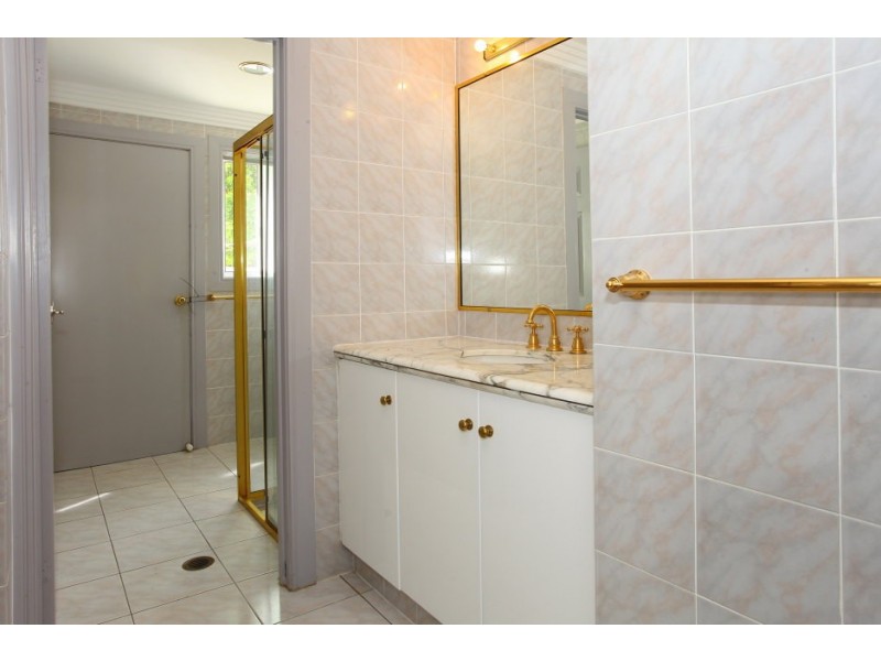 106 Edinburgh Rd, Benowa Waters QLD 4217