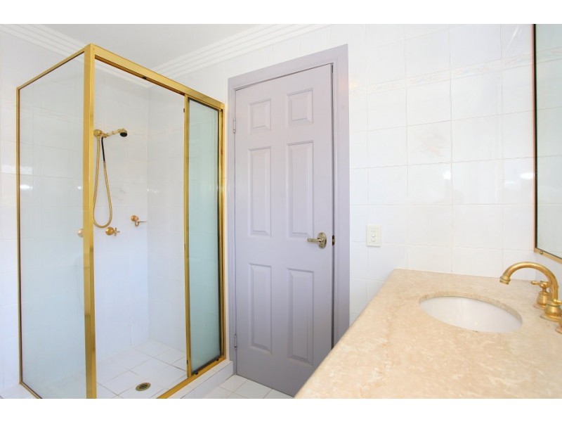 106 Edinburgh Rd, Benowa Waters QLD 4217