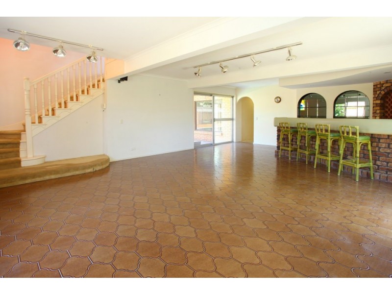 10 Crombie Ave, Bundall QLD 4217