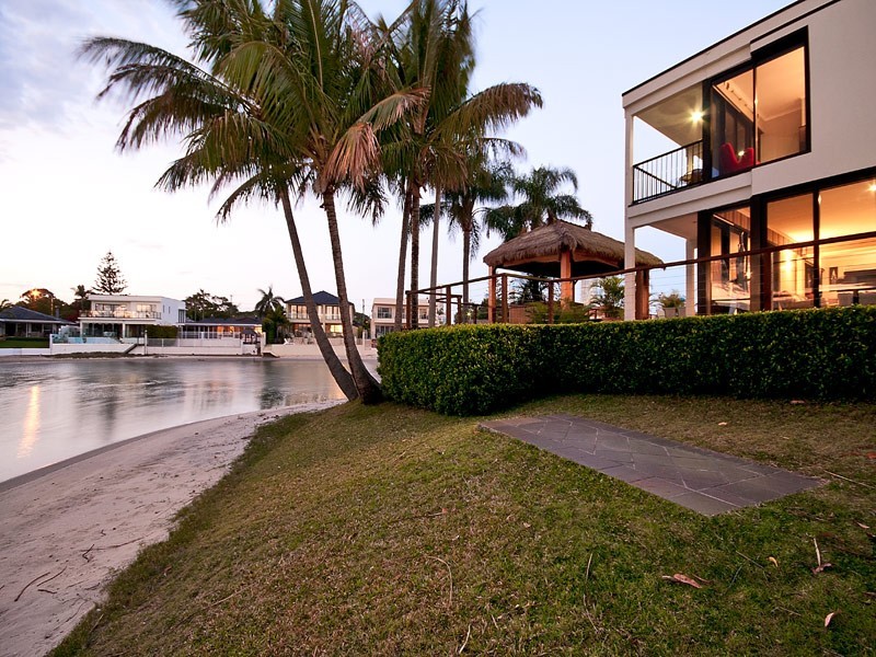 138 Amalfi Drive, Isle Of Capri QLD 4217