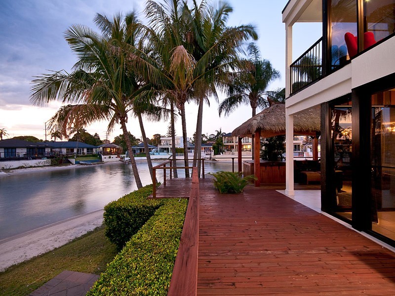 138 Amalfi Drive, Isle Of Capri QLD 4217