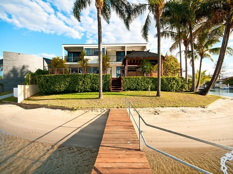 138 Amalfi Drive, Isle Of Capri QLD 4217