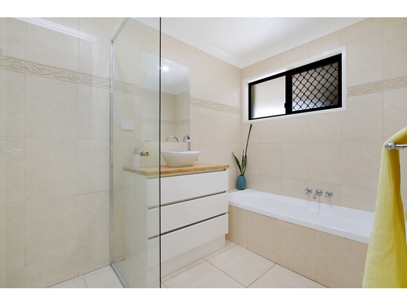 4 Parakeet Place, Burleigh Waters QLD 4220