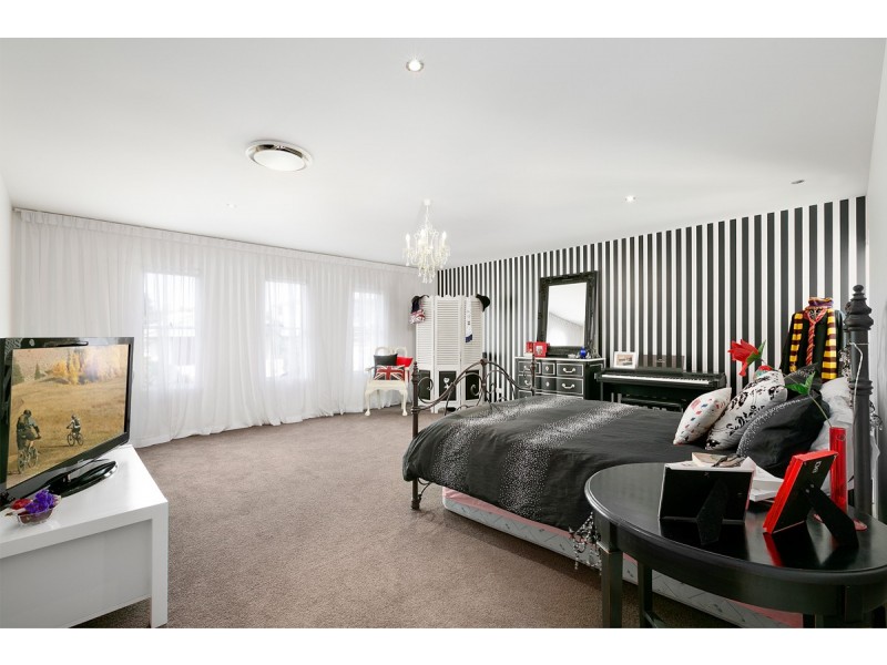 5 Riverbank Court, Ashmore QLD 4214