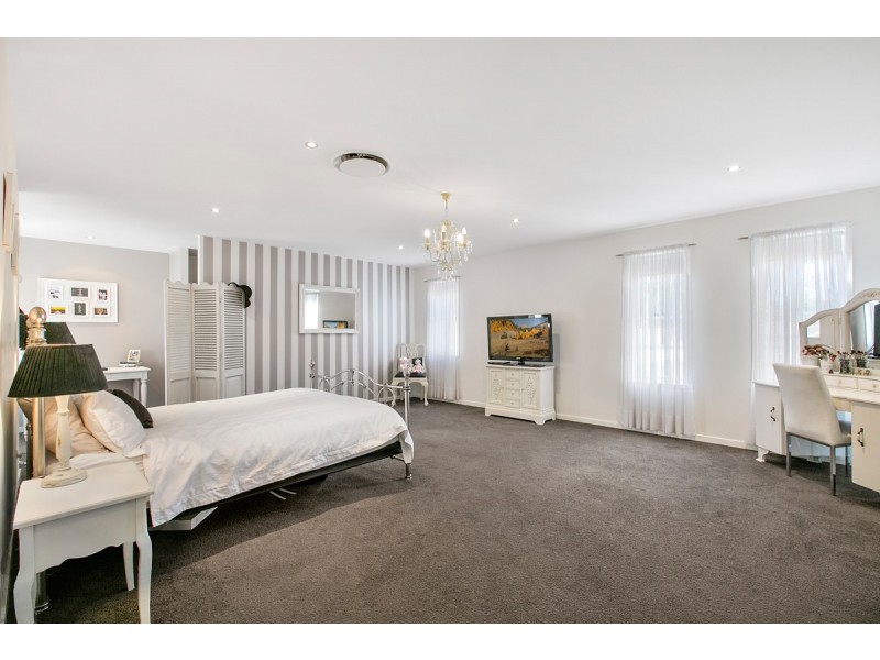 5 Riverbank Court, Ashmore QLD 4214