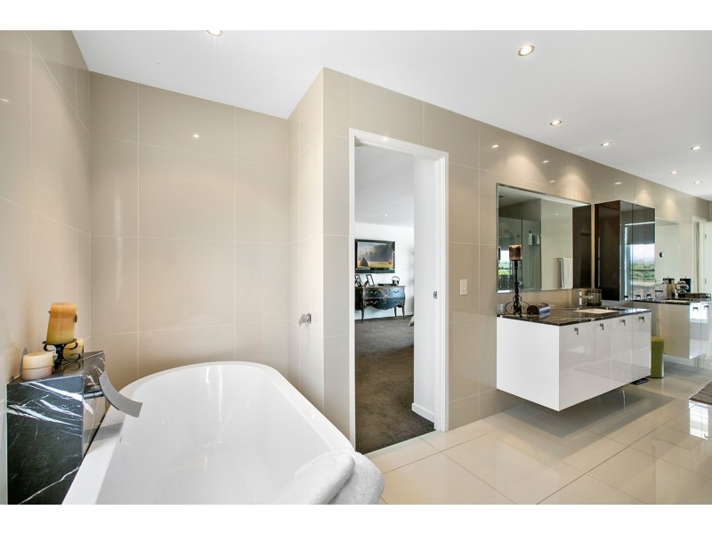 5 Riverbank Court, Ashmore QLD 4214