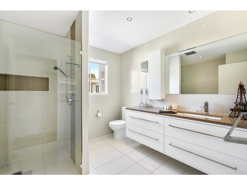 5 Riverbank Court, Ashmore QLD 4214