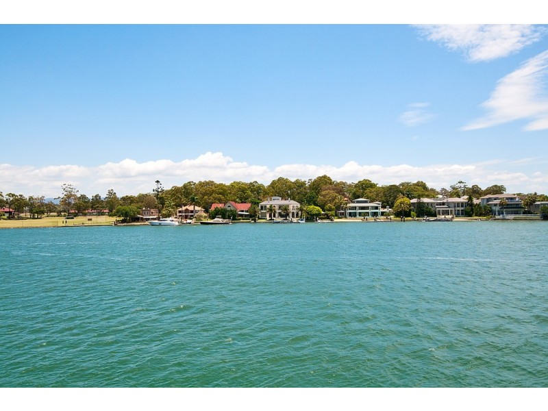 107 Commodore Drive, Paradise Waters QLD 4217